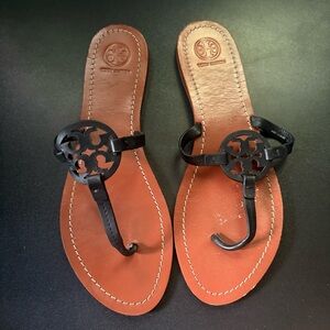 TORY BURCH GABRIEL THONG FLATS black logo size 9.5 sandals slip on‎